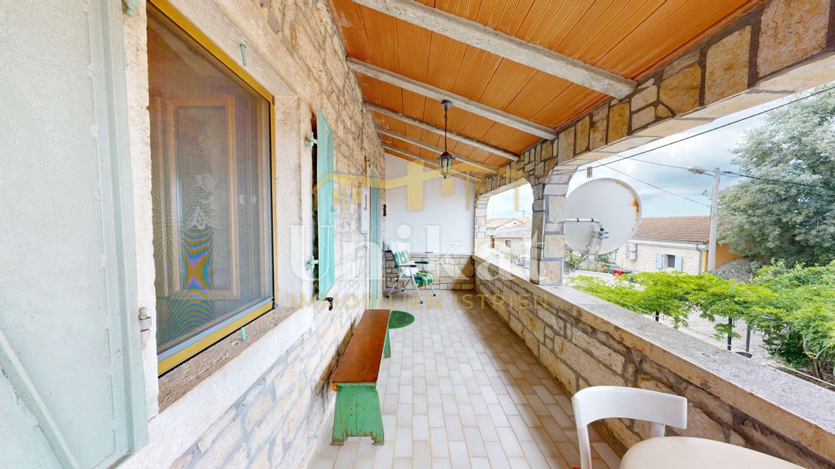 Posest z dvema kamnitima hišama - bazen in velika vrtna površina